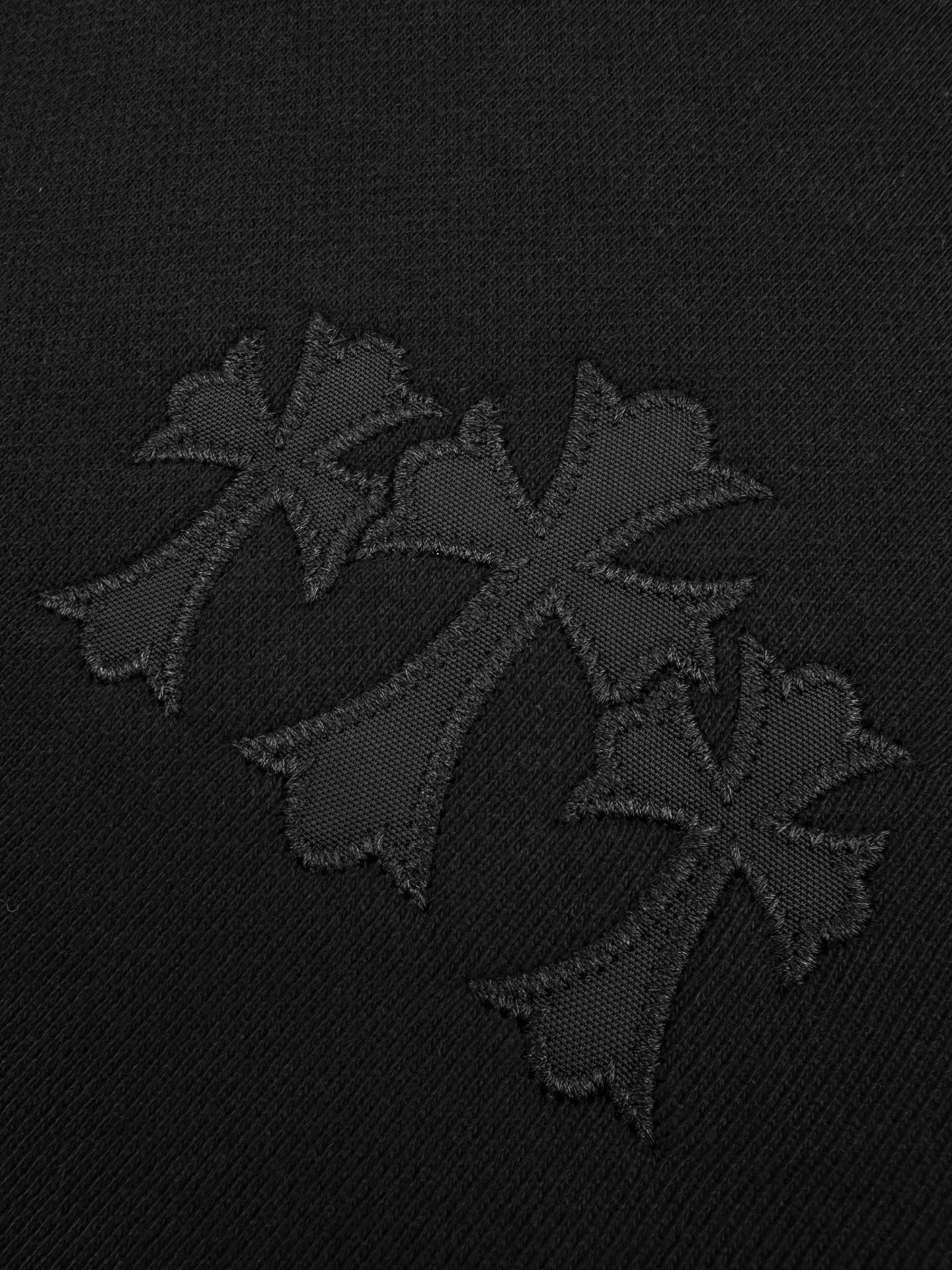 P470 Chrome Hearts Logo Hooded Sweatshirt Customized heavy fortress intertwined air cotton, full of texture, thick and solid, with classic black as the curtain, giving a deep sense of luxury. With the Chrome Hearts cross patch embroidery decoration on the chest, it becomes the ultimate interpretation of the dark gothic style. The CH Gothic font is the finishing touch on the back panel, making the totem the highlight of your spirit. The logo iron plate sways slightly with the swing of the body, adding a sense of movement and vitality. Unobtrusive but with an indescribable aura, interpreting the perfect blend of retro and luxury. Process 1: Using imported machine patch embroidery technology, using advanced computer control systems and precision mechanical components to realize the Chrome Hearts logo patch embroidery operation, showing an embroidery effect with both clarity and three-dimensionality. Process 2: The fabrics have been washed and have a better hand feel. Not easy to deform, not easy to shrink, not easy to fade, and maintain long-term beauty. Accessories: Customized 1:1 CH iron plate Customized 1:1 CH trademark Fit: Loose fit Size: S M L XL Style number: CC912